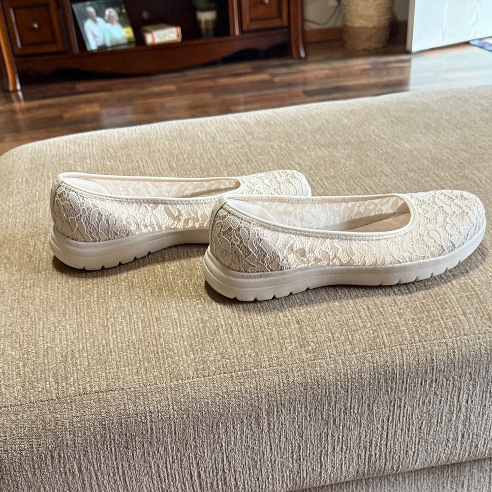 NWOT Skechers Women's Cream Lace Flats- On The Go Flex Radiant-Kinsley - Picture 2 of 8